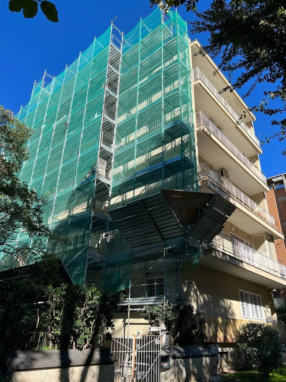 Facciata condominiale, ponteggio in opera