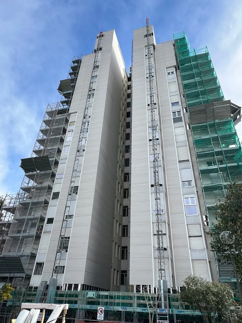 Edificio a torre, facciata in fase di completamento
