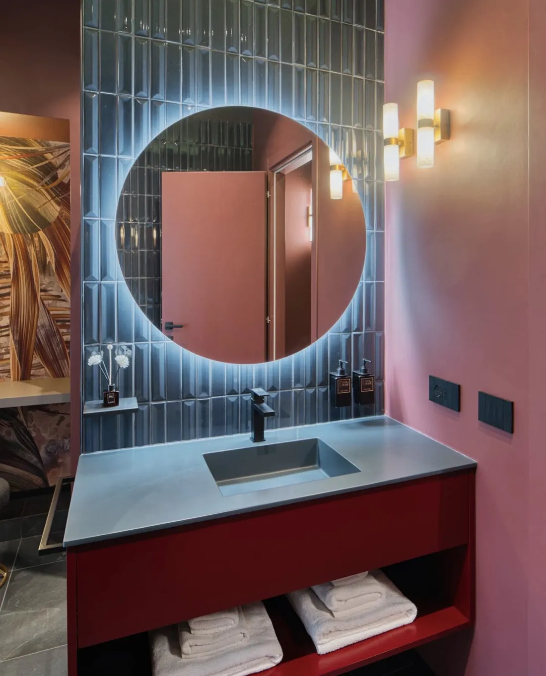 Bagno con piastrelle a rilievo, specchio tondo retroilluminato e mobile rosso, Roma Manzoni
