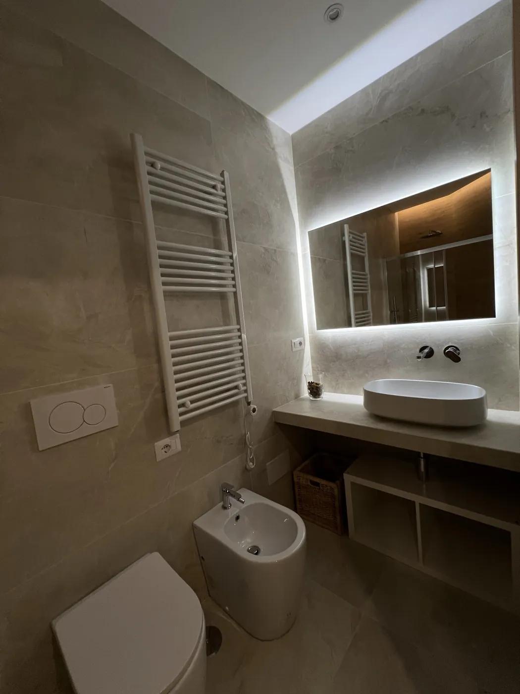 Bagno in gres effetto marmo con specchio retroilluminato, Roma Prati