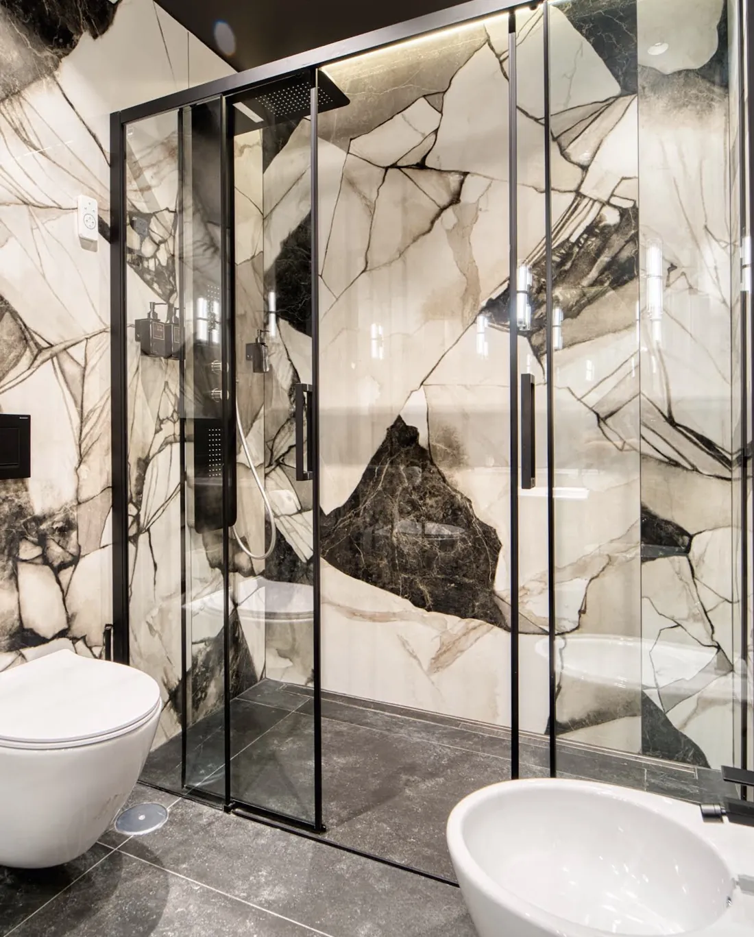 Bagno in grandi lastre effetto marmo con box doccia a profili neri, Roma San Giovanni