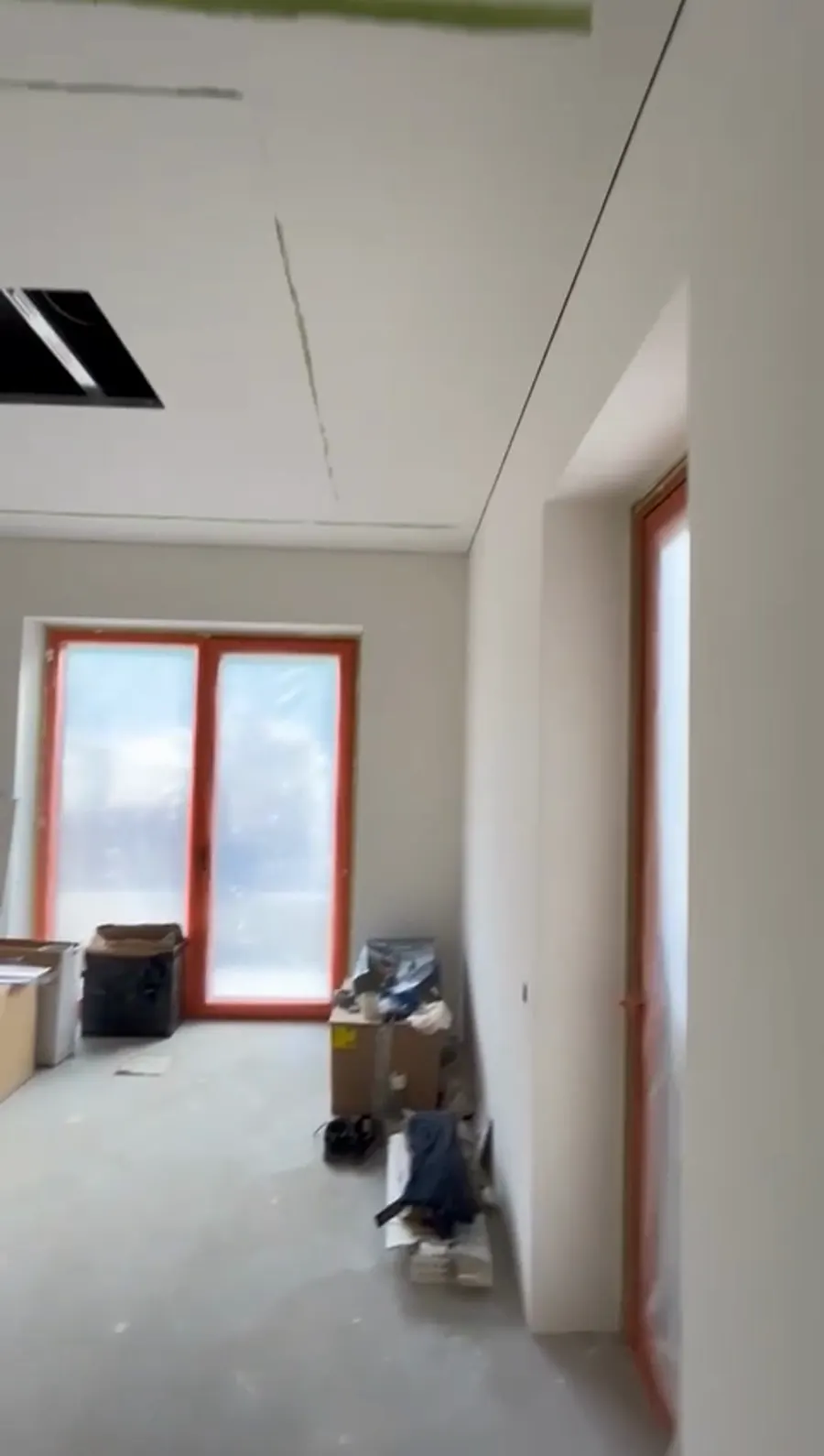 Infissi nuovi protetti con pellicola durante il cantiere
