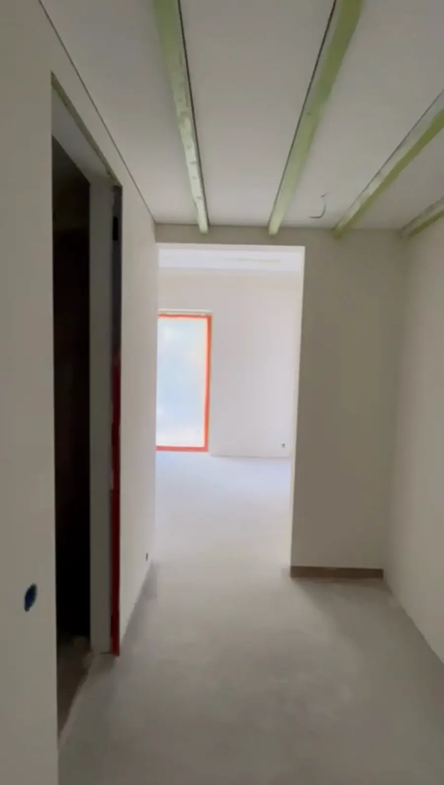 Controsoffitto con profili per LED a scomparsa già predisposti
